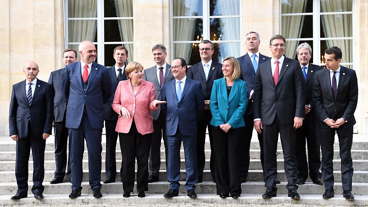 Die Teilnehmer des 3. Westbalkan-Gipfels stehen vor dem Elysee-Palast in Paris. 