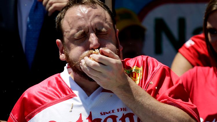 Sieger Joey Chestnut während des Wettkampfes.