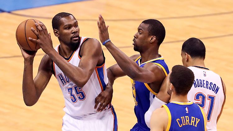 Oklahomas Kevin Durant (l.) wechselt die Seiten: Er wirft ab der kommenden Saison Körbe für Golden State.