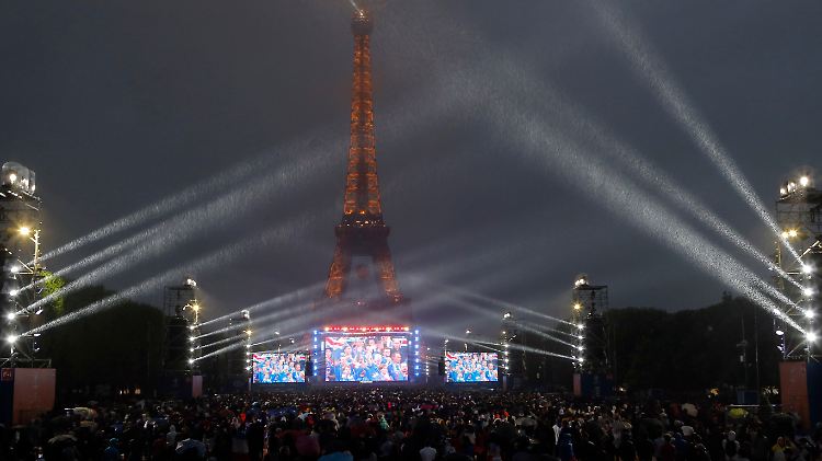 Public Viewing am Eiffelturm: So ganz gelingt es der EM nicht, das krisengebeutelte Frankreich auf andere Gedanken zu bringen.
