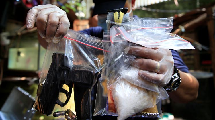 Polizist mit beschlagnahmter Waffe und Crystal Meth: Die Droge ist auf den Philippinen als "Shabu" bekannt.