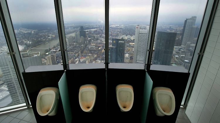 Herrentoilette in der Vorstandsetage des Commerzbank-Towers in Frankfurt.