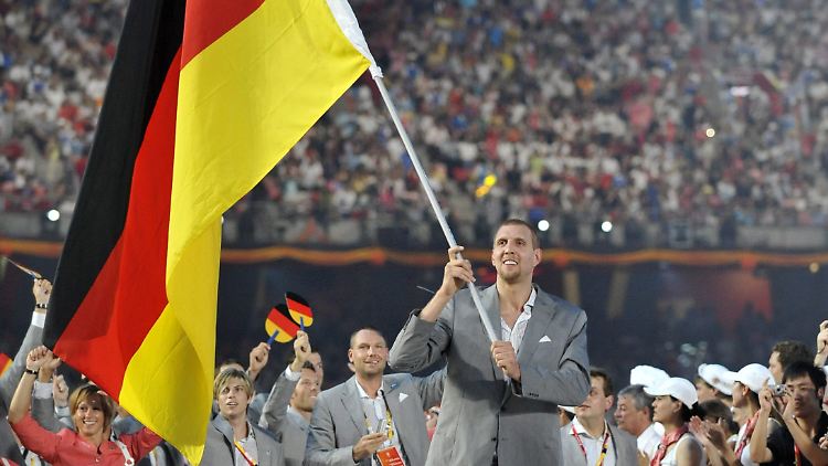 Peking 2008: Dirk Nowitzki durfte damals die Fahne tragen.