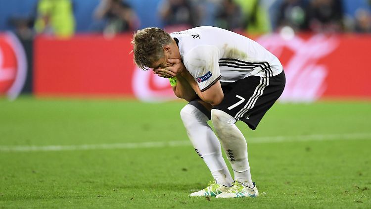 Nachdem Neuer den Schuss Bonuccis pariert hatte, war es an Schweinsteiger als Schütze Nummer fünf, für die Entscheidung zu sorgen - er verschoss.