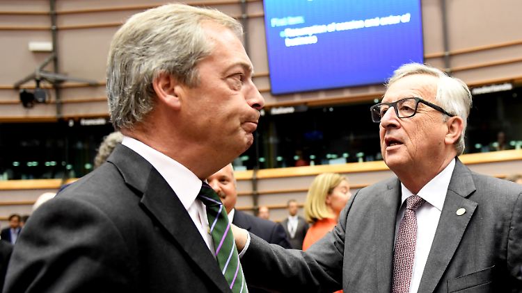 Nigel Farage und Jean-Claude Juncker diskutieren im Europäischen Parlament - bevor Farage seinen Rückzug ankündigt.