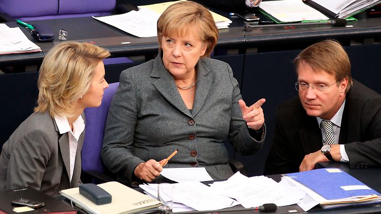 Ein großer Teil der Einschnitte trifft das Ressort von Arbeitsministerin von der Leyen (links).