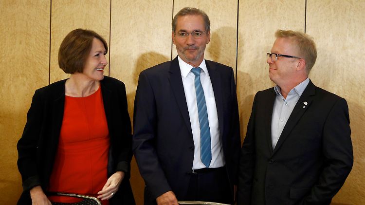 Es ist geschafft: Schlichter Matthias Platzeck (Mitte) mit Bettina Volkens (Lufthansa, l.) und Nicoley Baublies (Ufo, r.).