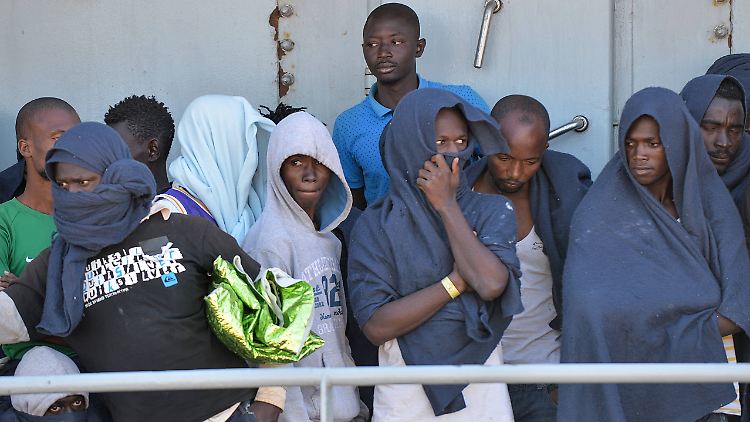 Flüchtlinge aus Nordafrika kommen auf Sizilien an.