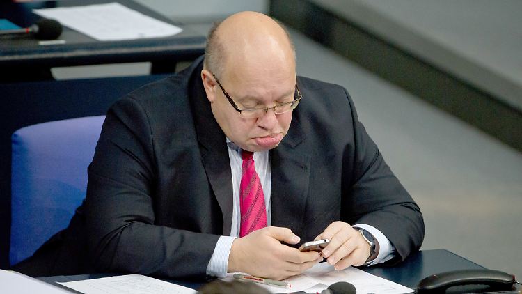 Peter Altmaier und sein Smartphone.