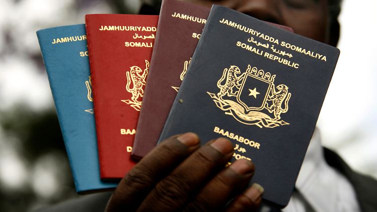 Mann mit somalischen Pässen: Das neue Dokument soll ab 2018 in den Umlauf gehen.