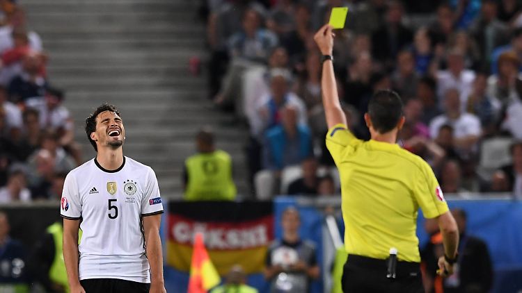 Mats Hummels ist zwar nicht verletzt, aber gelbgesperrt - und fehlt in der Innenverteidigung.