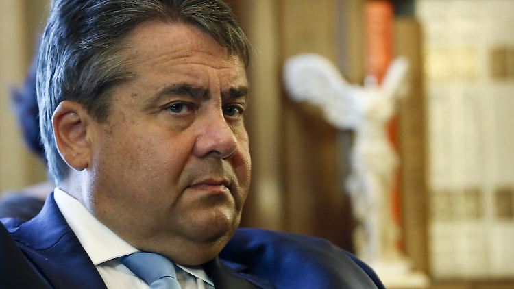 Zum Amtsantritt hatte sich Sigmar Gabriel den Rüstungsabbau auf die Fahnen geschrieben: Die Parteibasis ist enttäuscht.
