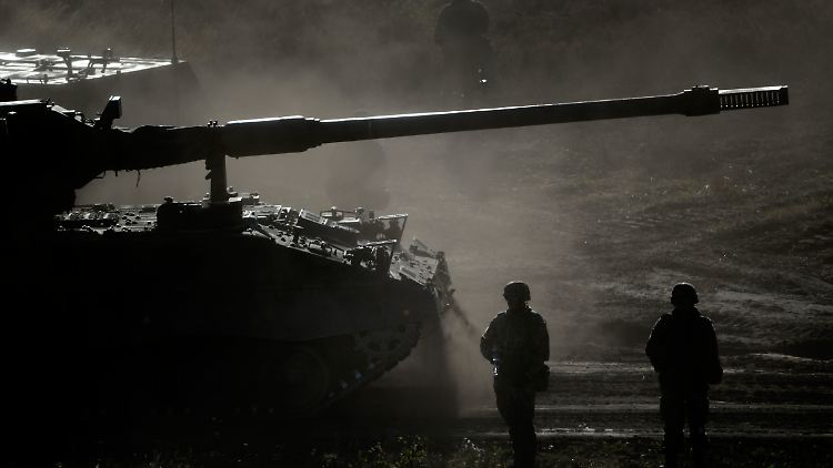 "Panzerhaubitze 2000" bei einer Übung. Das Geschütz soll demnächst auch in Katar zum Einsatz kommen.