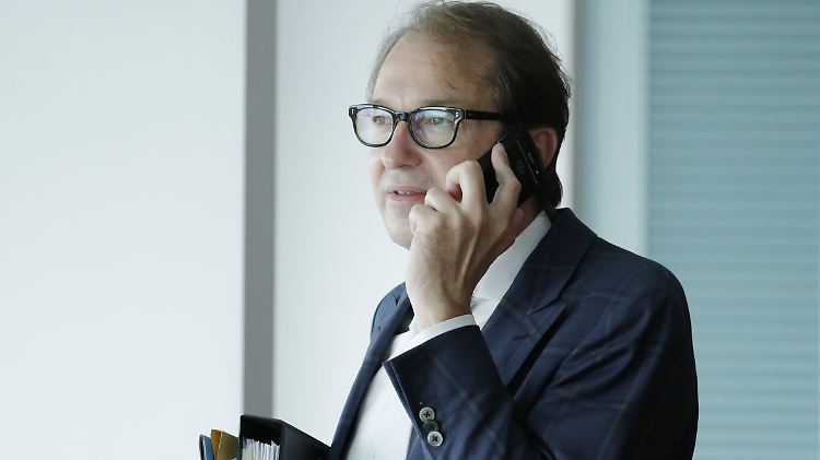 Auch Bundesverkehrsminister Alexander Dobrindt hat ein Mobiltelefon. Das er aber nicht beim Autofahren benutzt.