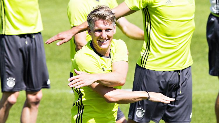 Bastian Schweinsteiger trainiert mit der Mannschaft - nicht mehr und nicht weniger.