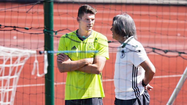 Das gilt auch für Mario Gómez - er wird gegen Frankreich nicht auflaufen können.
