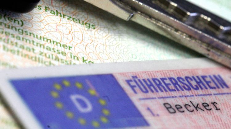 Verurteilte Straftäter könnte bald der Führerschein entzogen werden.