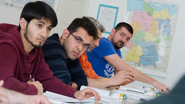 Die meisten Asylbewerber könnten erst einen Integrationskurs machen, wenn sie anerkannt sind, stellt Özoguz fest. Das sei "integrationspolitisch unsinnig".