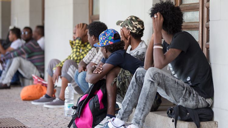 In Italien halten sich zigtausende Flüchtlinge auf: Sie kommen meist auf dem Seeweg über das Mittelmeer.