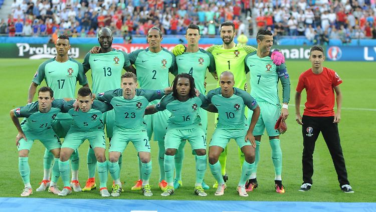 Ein Junge stellt sich dreist mit auf das Mannschaftsfoto - Ronaldo amüsiert's.