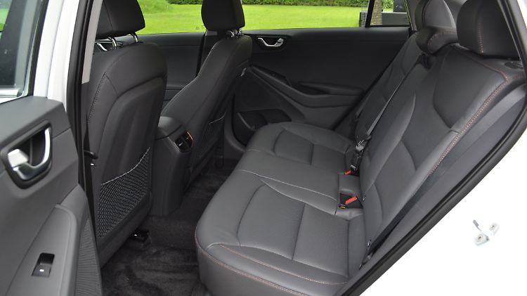 Ordentlich Platz finden Passagiere des Hyundai Ioniq auch in der zweiten Reihe.