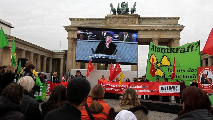 Die Grünen hatten vor dem Brandenburger Tor in Berlin ein Public Viewing zum Bundestagsbeschluss über die Laufzeitverlängerung ermöglicht.