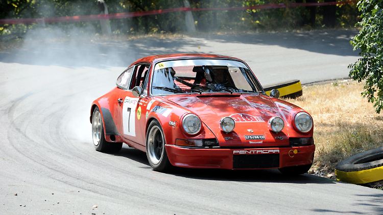 Ein Porsche 911 wird überwiegend von einem Mann gesteuert. Der soll aber sicher und schnell unterwegs sein und dabei ordentlich Punkte einsammeln.