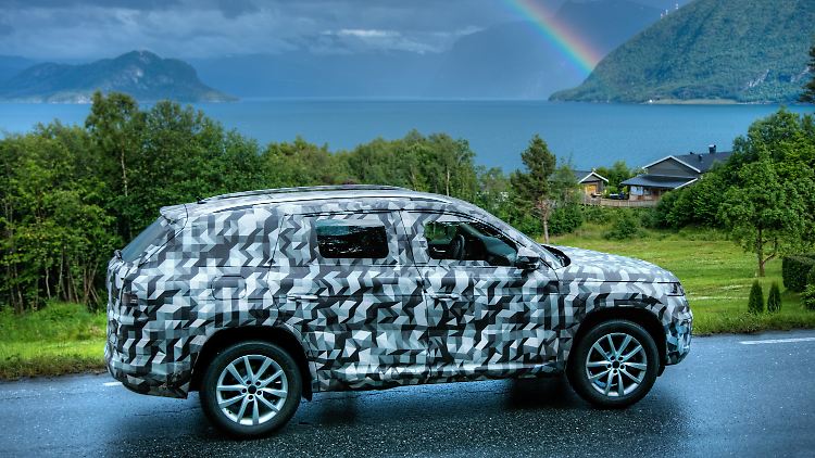 Auf der letzten Testfahrt durch Norwegen: der getarnte Skoda Kodiaq.