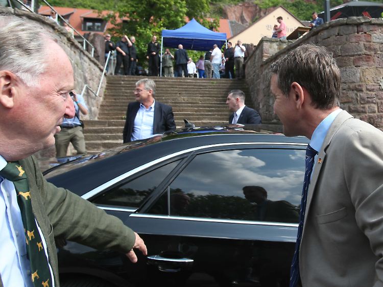 Gauland (l) und Höcke am Burgkeller unterhalb des Kyffhäuserdenkmals am 4. Juni 2016. Wenn sie übereinander sprechen, sagen sie stets "Mein Freund Alexander Gauland" bzw. "Mein Freund Björn Höcke".