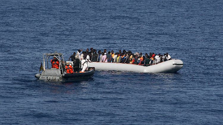 Von Libyen aus starten besonders viele Flüchtlinge die Fahrt über das Mittelmeer - Unzählige überlebten sie nicht.
