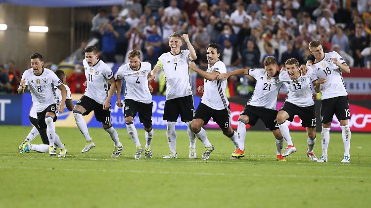 Freudentaumel nach dem verwandelten Elfmeter von Jonas Hector im Viertelfinale gegen Italien - ob es heute Abend auch Grund zu Feiern gibt?