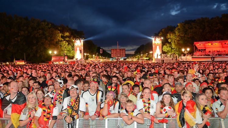 Bislang gucken sie nur fern - Montag können sie vielleicht Mannschaft gucken: Fans auf der Jubelmeile in der Hauptstadt.