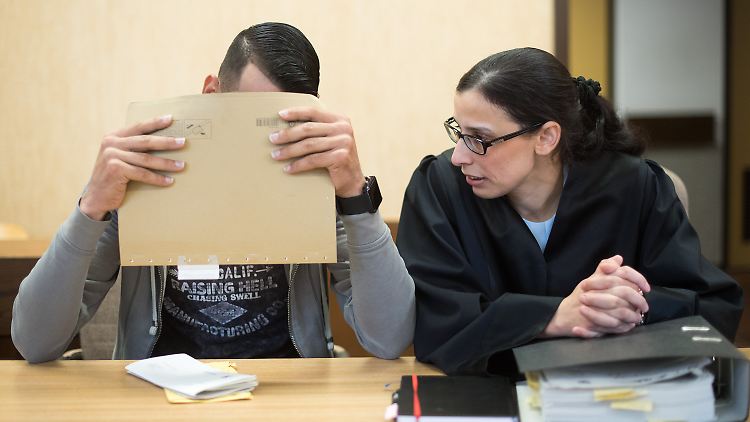 Der 21-jähriger Iraker Hussein A.  hat eine Frau gegen ihren Willen geküsst und ihr Gesicht abgeleckt.