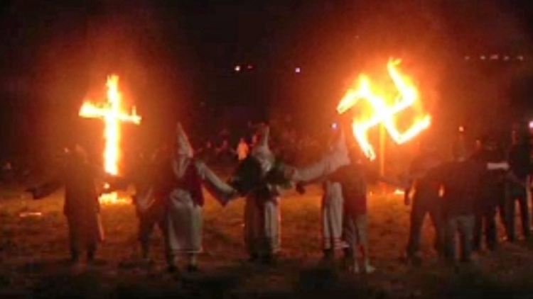 Auch das Hakenkreuz gehört zur Symbolik des rechtsradikalen Ku-Klux-Klans. 