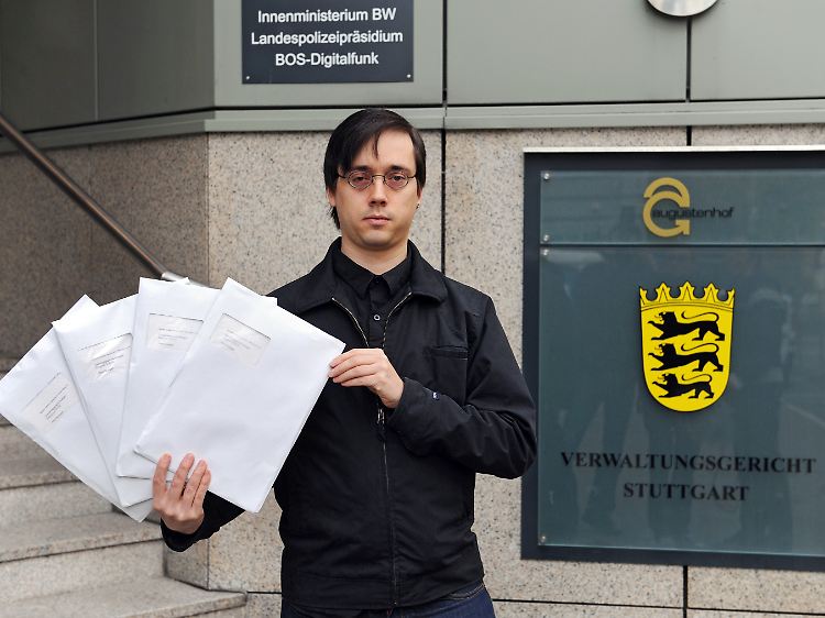 Alexander Schlager, einer der Stuttgart-21-Gegner, die schwer verletzt wurden, übergibt die vier Klagen dem Gericht.