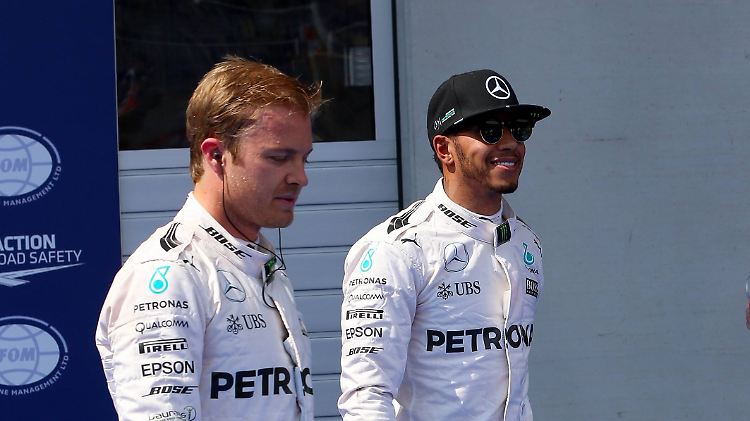 Nico Rosberg und Lewis Hamilton mussten sich von ihren Chefs einiges anhören.