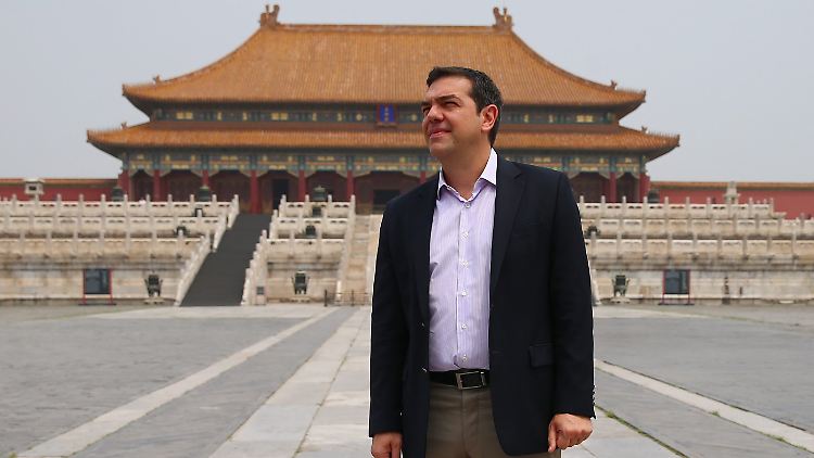 Auf dem Rückflug von einer China-Reise spricht Tsipras ganz offen mit Journalisten und nennt das Haushaltsziel des Rettungspakts einen "Witz, ein Märchen".