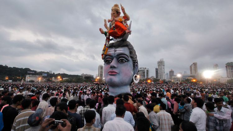 Mumbai im Herbst 2010: Ein Hindu nutzt sein Handy, um ein Bild von Ganesh, dem elefantenköpfigen Gott des Wohlstands, zu schießen.