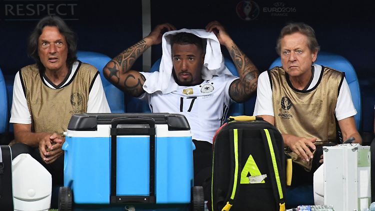Jérôme Boateng sah von der Bank, wie Frankreich erneut traf - nach katastrophaler deutscher Abwehr.