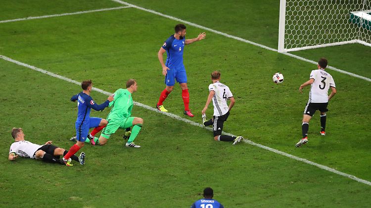 Die Vorentscheidung: Antoine Griezmann nutzt eine kollektive Verwirrung in der DFB-Abwehr zum 2:0.