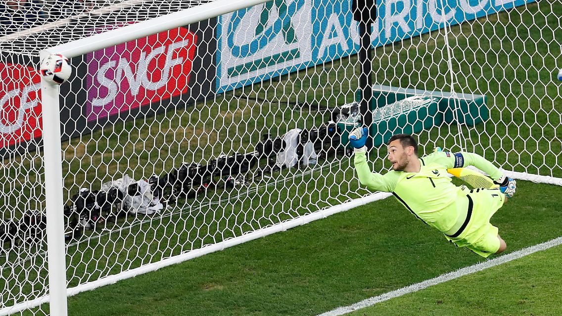 ... und blieb ein Unglücksrabe, der Ball ging nur an den Pfosten. (74.).