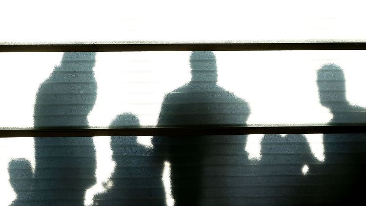 Flüchtlinge in der niedersächsischen Flüchtlings-Notunterkunft in Sarstedt.