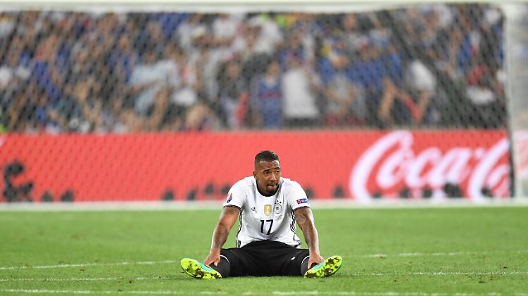 Für Jérôme Boateng war das Spiel verletzungsbedingt zu Ende.