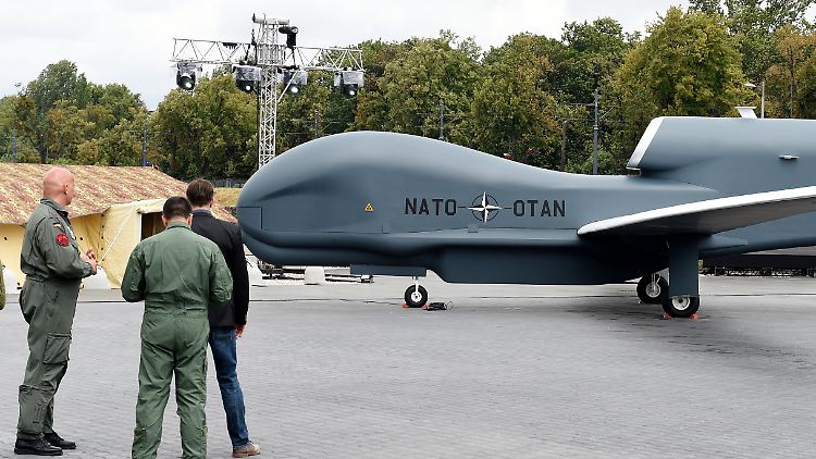 Die Nato tagt in Warschau - vor dem Nationalstadion ist eine Drohne der Allianz ausgestellt.