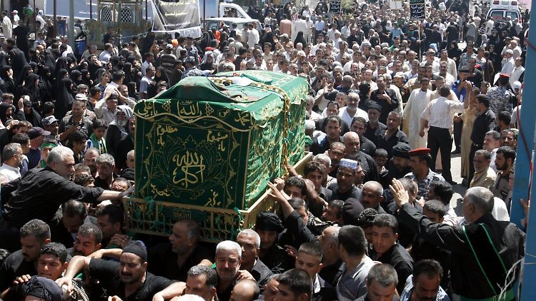 Zahlreiche schiitische Pilger versammeln sich bei einer Zeremonie in Bagdad. 