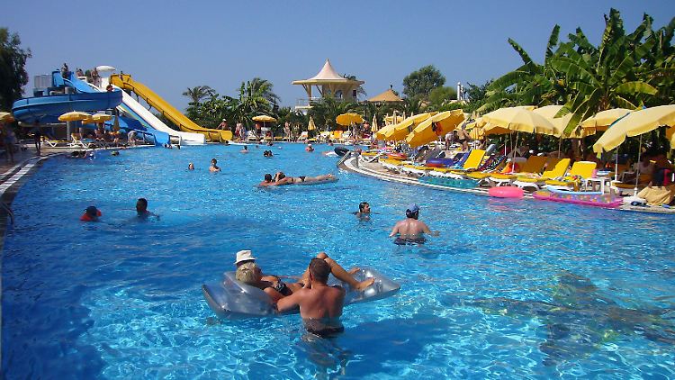 Nur wenige Urlauber wollen aus den Badeorten der Türkei abreisen.