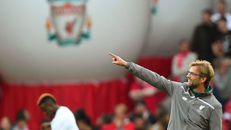 Jürgen Klopp zeigt's an: nach oben will er mit dem FC Liverpool.