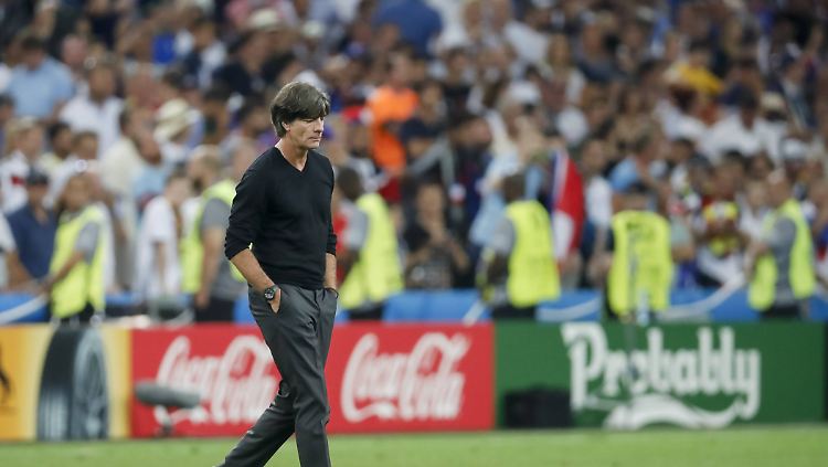 Gedankenversunken geht Bundestrainer Löw nach der EM-Halbfinal-Pleite über den Platz. Überdenkt er nun auch seine Zukunft?
