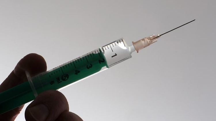 Eine Impfung gegen Pneumokokken könnte älteren Menschen bei einer Coronavirus-Infektion helfen - zumindest den Krankheitsverlauf abmildern.