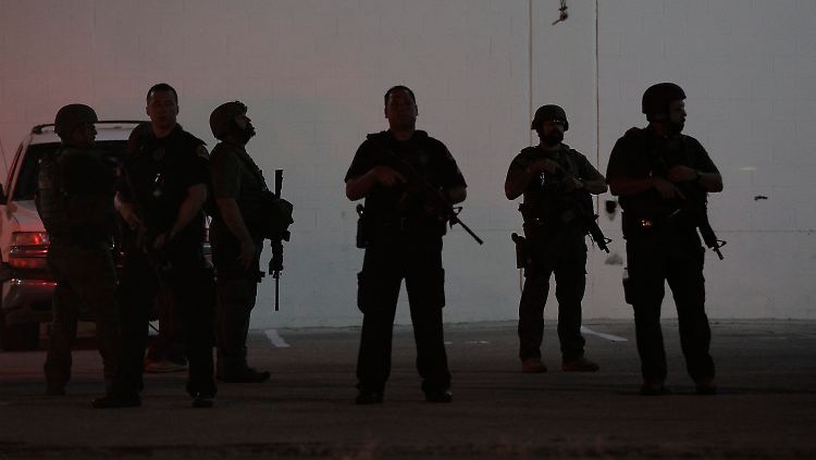 Schwer bewaffnete Polizisten sichern in Dallas den Tatort, an dem fünf ihrer Kollegen ermordet wurden. 